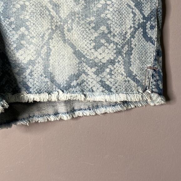Seven7 Weekend Shorts Python Indigo Fray Hem Shorts Size 4 - Picture 3 of 7